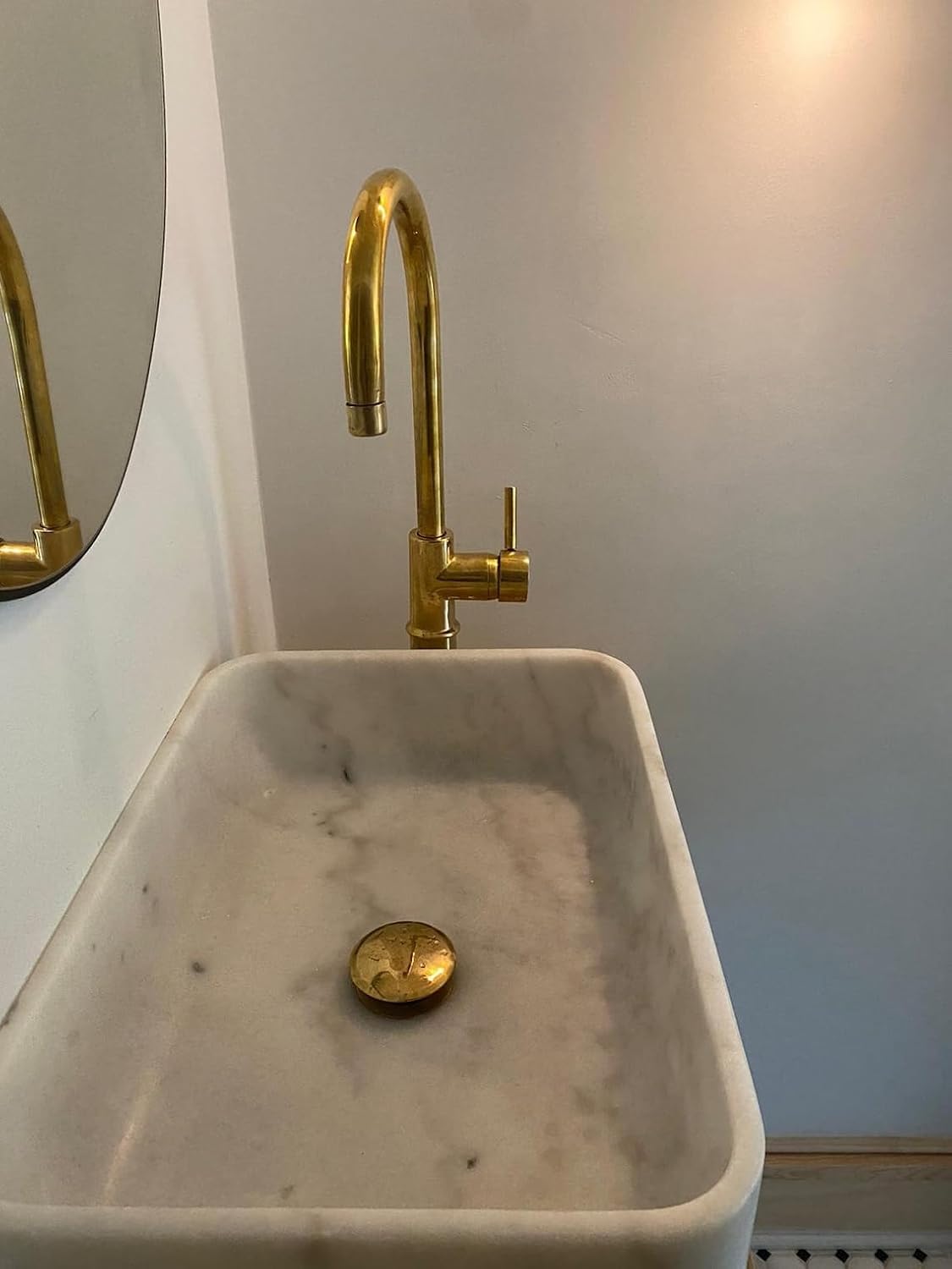 High-arc culinary gooseneck single-lever kitchen faucet with 360° swivel spout paired with stone basin.